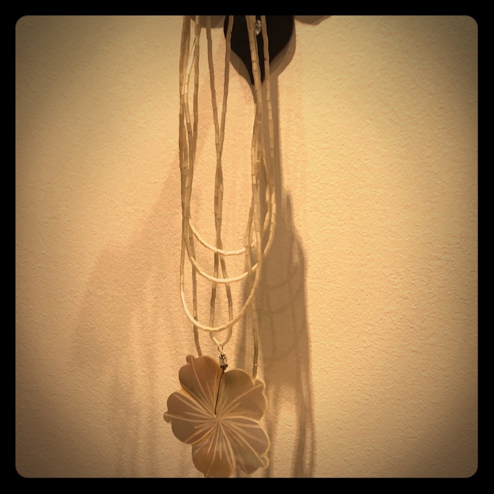 Carved flower pearl necklace